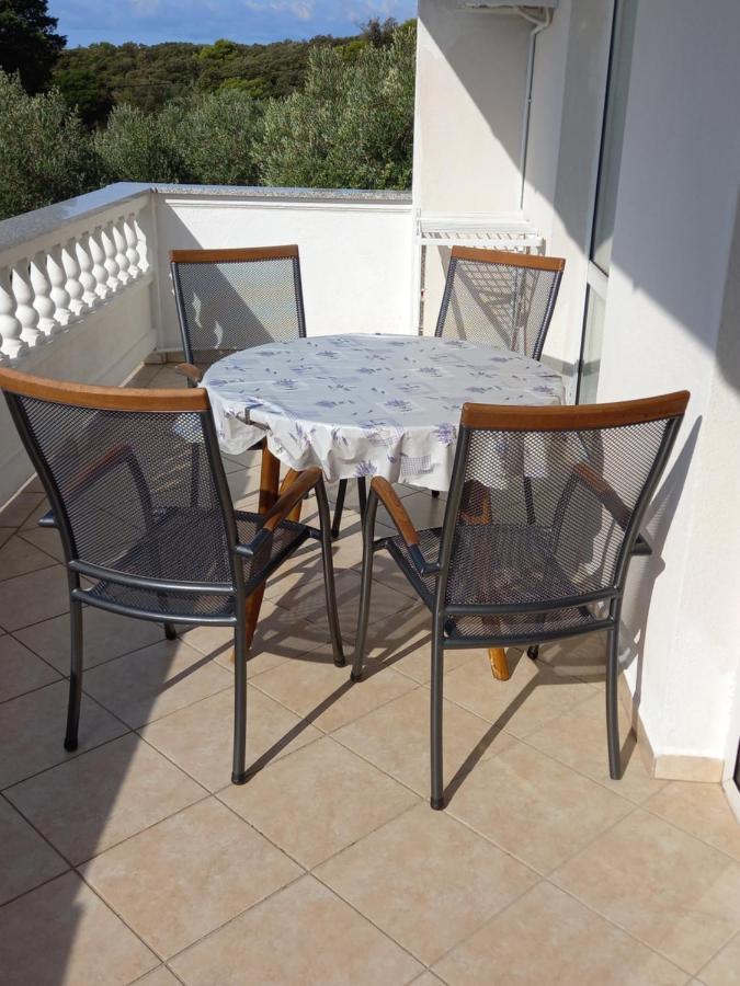 Apartments Makaus Kampor Екстериор снимка